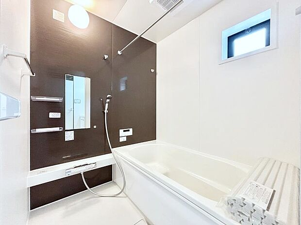 ～Bath Room～　落ち着いた雰囲気の浴室で明日に向けてリフレッシュ。浴室乾燥機能も付いているので隣の洗濯機置き場で洗い上がった洗濯物を、雨の日も天気を気にせず乾燥させることも可能です。