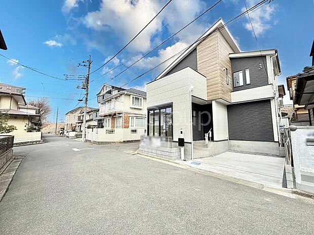 ～Exterior～　前面道路は閑静な住宅地をはしる車通りの少ない道路。駐車の出し入れもらくらくです！ご不明点・現地見学のご希望は、お気軽にお問い合わせください！