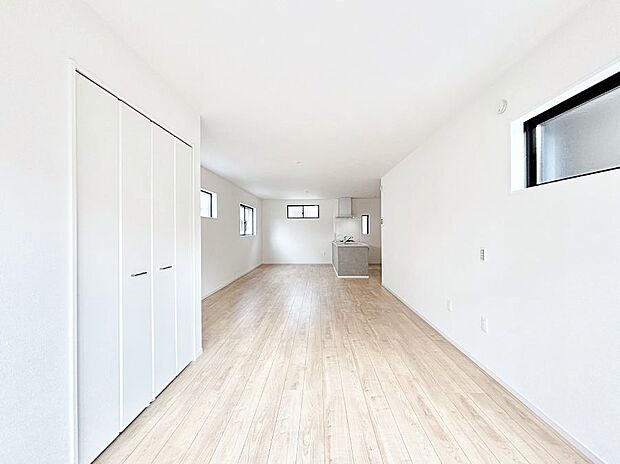 ～Living～　飽きの来ないシンプルでおしゃれなLDK。大きな窓から日差しが差し込むので室内も明るく、家族の憩いの場としてピッタリです。開放感と日当たりの良さを是非ご覧ください！