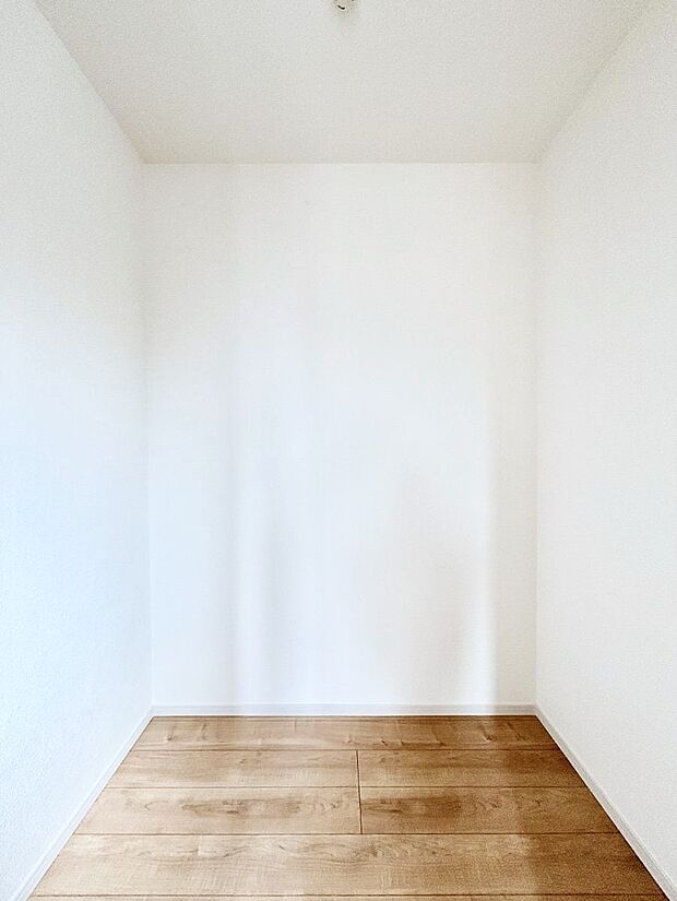 ～Walk-in Closet～　必要なものやコーディネートを一覧して確認でき、身支度や準備が短時間で済むウォークインクローゼットを設置しました。家の中をすっきりとさせる便利な収納スペースです。