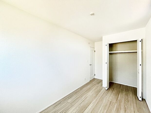 ～Bed Room～　部屋数が多いのが戸建てのメリットです。ご家族が増えたことで手狭に感じていた住まいも戸建てでは各居室プライバシーを保つことができます。住まいにゆとりが生まれ心もリラックスできます♪