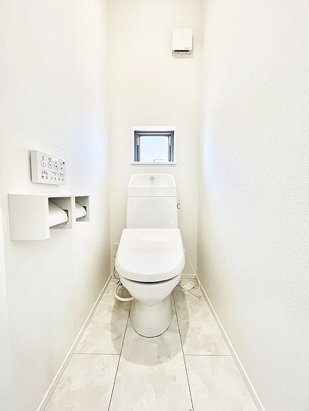 ~Toilet~ 綺麗・スッキリ・快適なウォシュレット付トイレでくつろげる空間です。トイレは毎日使わざるを得ないもの。いつも清潔を保ちたいですね。トイレが2ヶ所あるので朝の混雑時に便利です!