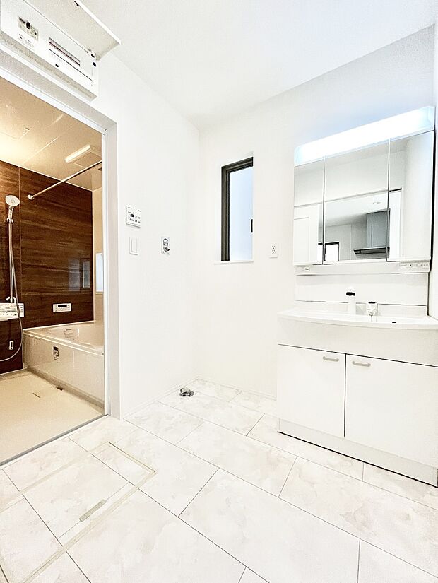 ～Dressing Room～　暗くなりがちな洗面所も窓があると採光と換気が可能なので気持ちよくお使い頂けます。三面鏡タイプの洗面台は鏡裏収納で散らかりがちな洗面所もスッキリ♪