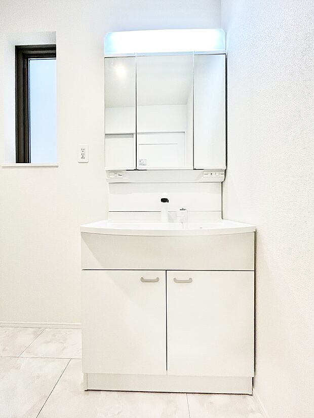 ～Dressing Room～  清潔感溢れる色合いで統一されていると、スッキリと整った印象をうけます。  鏡の裏にはたっぷりと収納スペースを標準装備！  水廻りは、シンプルかつ機能性を重視して。