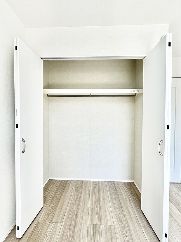 ~Closet~ 壁面クローゼットがあればタンスを置く必要がなく、出っ張りのないスッキリ空間を維持できます。限られたスペースを有効に活用できそう。季節の衣類や趣味の品などたっぷり収納出来ますね♪