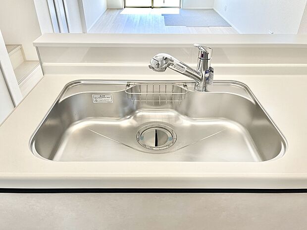広々としたシンクでお料理やお皿洗いもラクラク快適に！