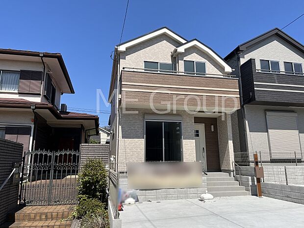 ～Exterior～　堂々たる趣ながら、主張し過ぎずどこか余裕を感じさせるシャープなフォルムで佇む邸宅は、晴天の空と照らし合わせる事で、本来あるべき完成形の姿を見せてくれます。