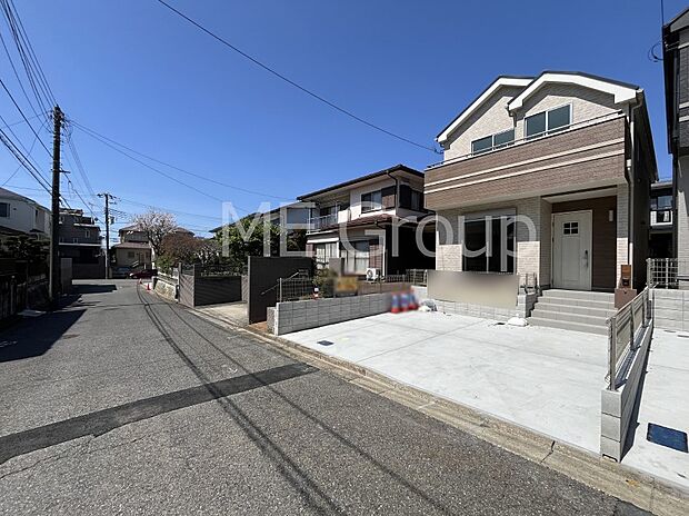 ～Exterior～　前面道路は閑静な住宅地をはしる車通りの少ない道路。駐車の出し入れもらくらくです！ご不明点・現地見学のご希望は、お気軽にお問い合わせください！