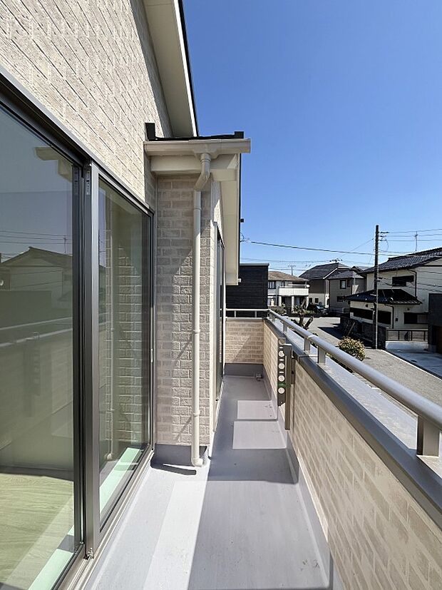 ～Balcony～　南向きのバルコニーの前には雲以外に太陽を遮るものがありません。お洗濯物も乾きやすく、何より明るく気持ちのいい光が入ってきます。使いやすく開放的なバルコニーです♪