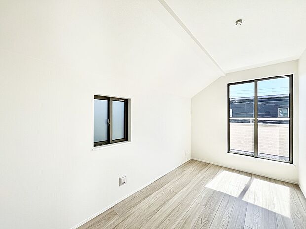 ～Bed Room～　2面採光を確保した明るい室内は、風通しも良く、大変居心地の良い空間となっております。爽やかな風を感じて起きる朝は、快適生活の始まりに！日当たりや通風がとても良い住まい♪