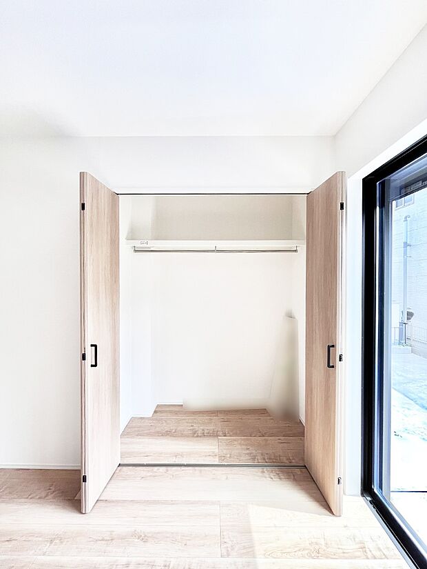 ~Closet~ 壁面クローゼットがあればタンスを置く必要がなく、出っ張りのないスッキリ空間を維持できます。限られたスペースを有効に活用できそう。季節の衣類や趣味の品などたっぷり収納出来ますね♪