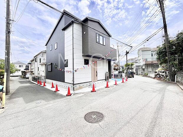 ~Exterior~ 前面道路:西5.62m・北4m公道 前面道路は閑静な住宅地をはしる車通りの少ない道路。駐車の出し入れもらくらくです!ご不明点・現地見学のご希望は、お気軽にお問い合わせください!