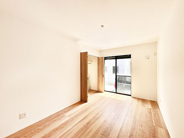 ～Bed Room～  「今日も一日お疲れ様」とご夫婦でゆったりくつろげる寝室。  毎日の家事やお仕事に疲れた日はフカフカのベットで癒されてください。テレビや本棚をおいても快適な広さが自慢♪