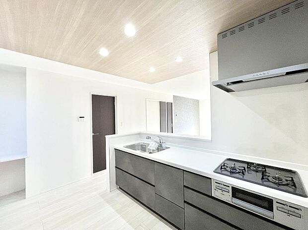 料理をしながらでもご家族との会話を楽しめる対面キッチン