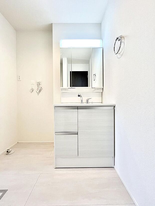 大きく見やすい三面鏡で清潔感ある洗面台は、身だしなみチェックや肌のお手入れにおすすめです。 