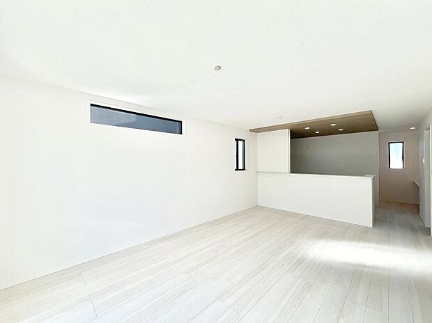 ◆10号棟◆〜Living〜　豊かな陽光がこの場所を照らしだす。光溢れるこの空間はみんなの笑顔が集う場所、時を忘れ、つきることのないたわいもない会話を楽しむ時間、たくさんの思いが綴られる場所。