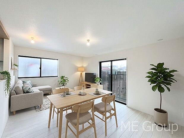 ご家族の賑やかな話し声で包まれる明るいリビング ※家具はCGです