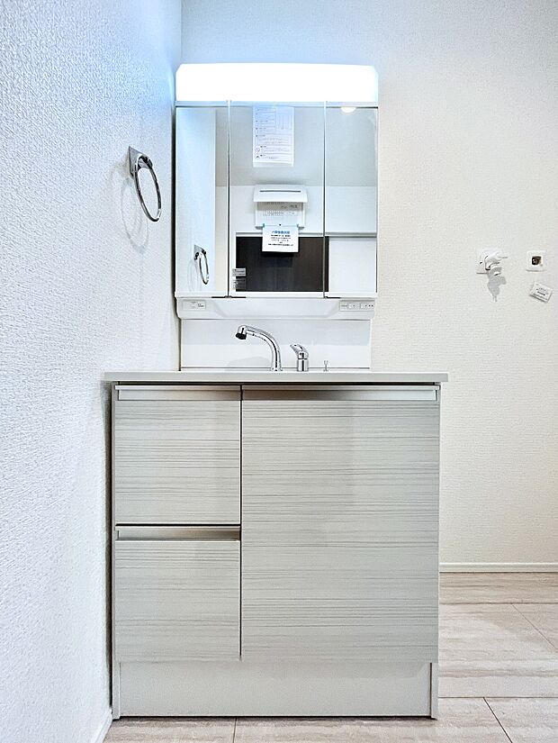 大きく見やすい三面鏡で清潔感ある洗面台は、身だしなみチェックや肌のお手入れにおすすめです。