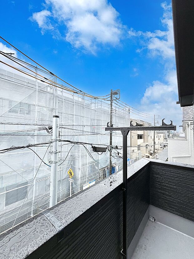 ゆったりバルコニーだから沢山お洗濯ものを干せます。