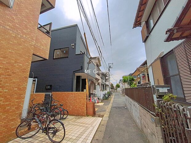 ~Exterior~ 前面道路:北東 2.94m 公道 一戸建ての大きなメリットは、自分達の「土地」を「自由に」使える事です。ガーデニングやDIY,車やバイクの趣味など様々な用途で利用できます。