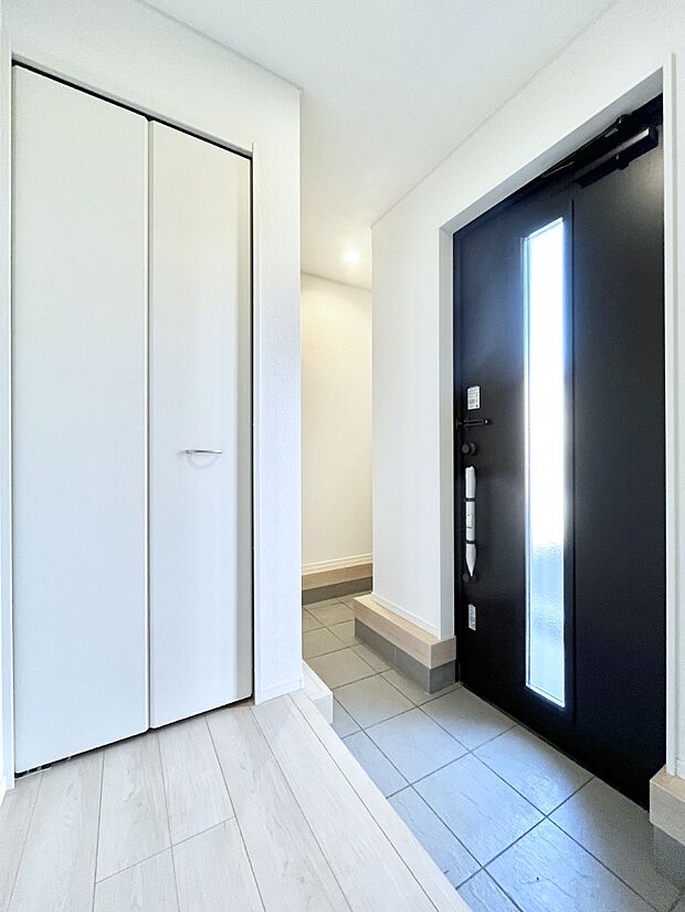 ～Entrance～　家の中でお客様を迎える最初の場所である玄関は、家の印象そのものです！豊富な玄関収納で、常に綺麗に保つことが出来ます♪玄関にはたっぷり収納の下駄箱を完備！