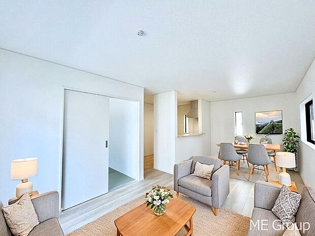 ご家族の賑やかな話し声で包まれる明るいリビング ※家具はCGです