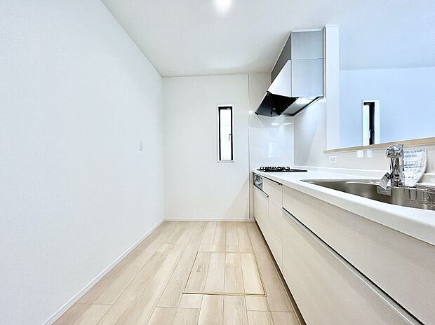 爽やかな風が通り抜けるキッチン。窓があるので明るく換気にも役立ちます。