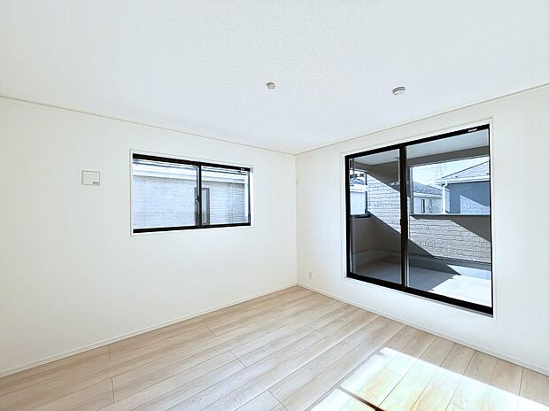 明るいバルコニーサイドに洋室を設置。目覚めの良い寝室に。 