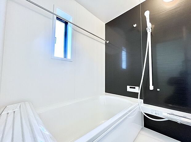 ~Bath Room~ 落ち着いた雰囲気の浴室で明日に向けてリフレッシュ。浴室乾燥機能も付いているので隣の洗濯機置き場で洗い上がった洗濯物を、雨の日も天気を気にせず乾燥させることも可能です。