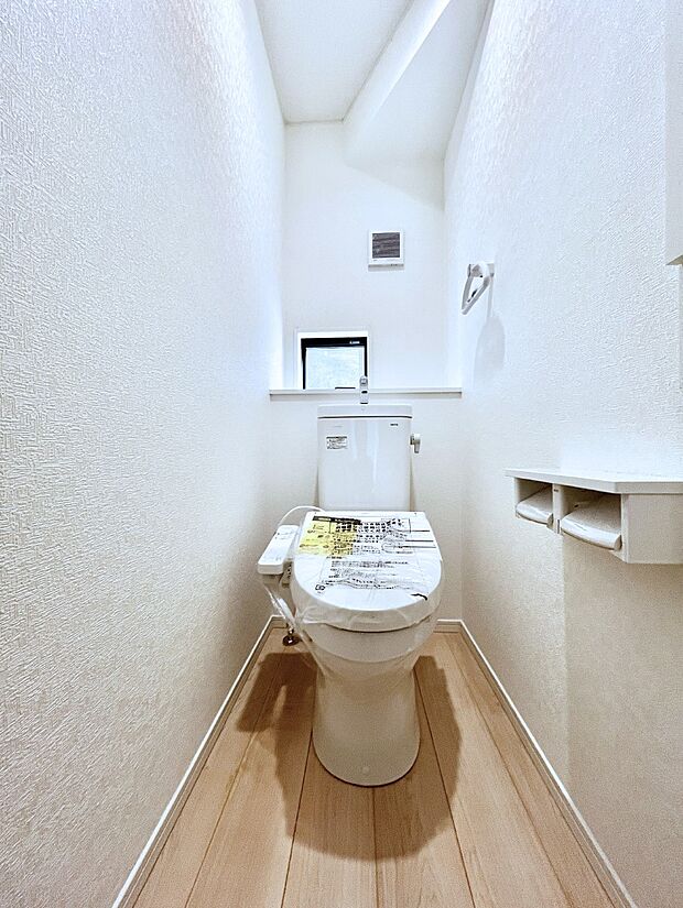 ~Toilet~ 綺麗・スッキリ・快適なウォシュレット付トイレでくつろげる空間です。トイレは毎日使わざるを得ないもの。いつも清潔を保ちたいですね。トイレが2ヶ所あるので朝の混雑時に便利です!