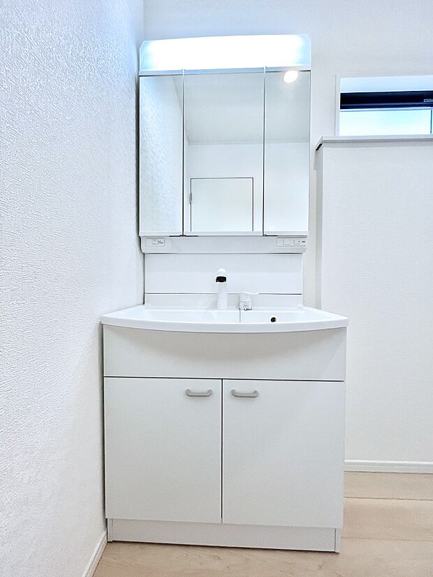 大きく見やすい三面鏡で清潔感ある洗面台は、身だしなみチェックや肌のお手入れにおすすめです。