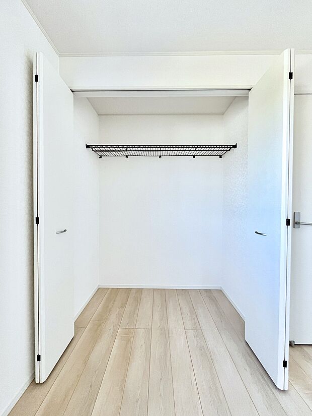 ～Closet～　壁面クローゼットがあればタンスを置く必要がなく、出っ張りのないスッキリ空間を維持できます。限られたスペースを有効に活用できそう。季節の衣類や趣味の品などたっぷり収納出来ますね♪