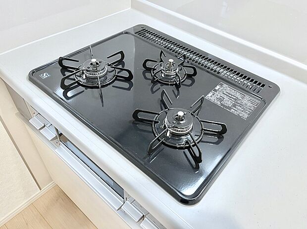 ガスコンロはSiセンサー搭載。火力調節や焦げ付き・消し忘れも防いでくれます。