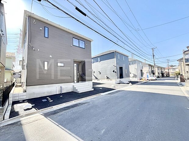 ~Exterior~ 前面道路は閑静な住宅地をはしる車通りの少ない道路。駐車の出し入れもらくらくです!ご不明点・現地見学のご希望は、お気軽にお問い合わせください!