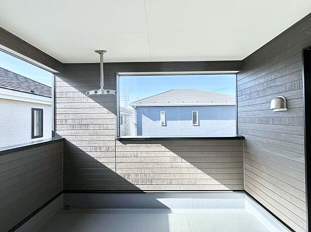 インナーバルコニーなので雨でも洗濯物を干す事が出来て、風通しがあるので乾きが良く、物干しスペースとして重宝します。