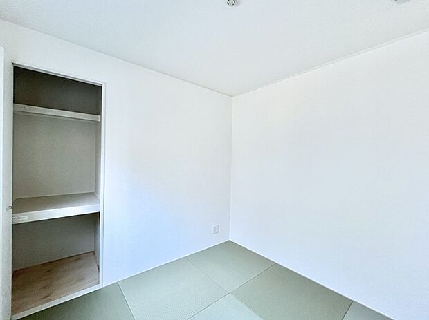 ~Japanese Room~ LDK隣接の和室は、アイロンがけなど奥様の家事スペースとして、また小さなお子様のいるご家庭ではお昼寝やおむつ替えの場としてご活用いただけます。