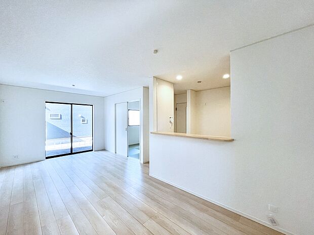 ~Living~ 豊かな陽光がこの場所を照らしだす。光溢れるこの空間はみんなの笑顔が集う場所、時を忘れ、つきることのないたわいもない会話を楽しむ時間、たくさんの思いが綴られる場所。