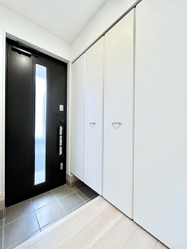 明るい玄関はお客様をお出迎えするのにぴったりです!