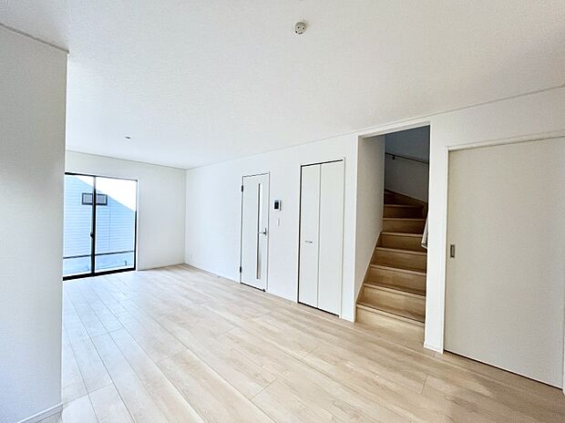 大きな窓からたっぷりの陽光と風を感じられるリビング