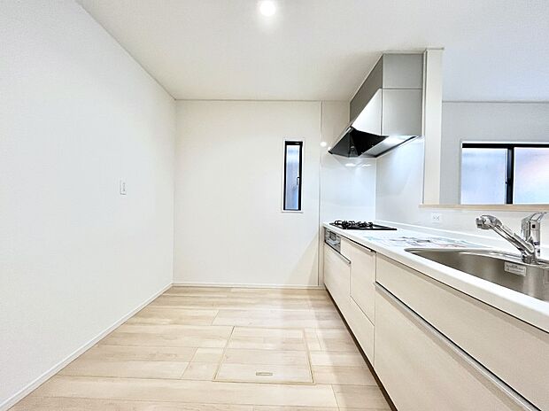 爽やかな風が通り抜けるキッチン。窓があるので明るく換気にも役立ちます。