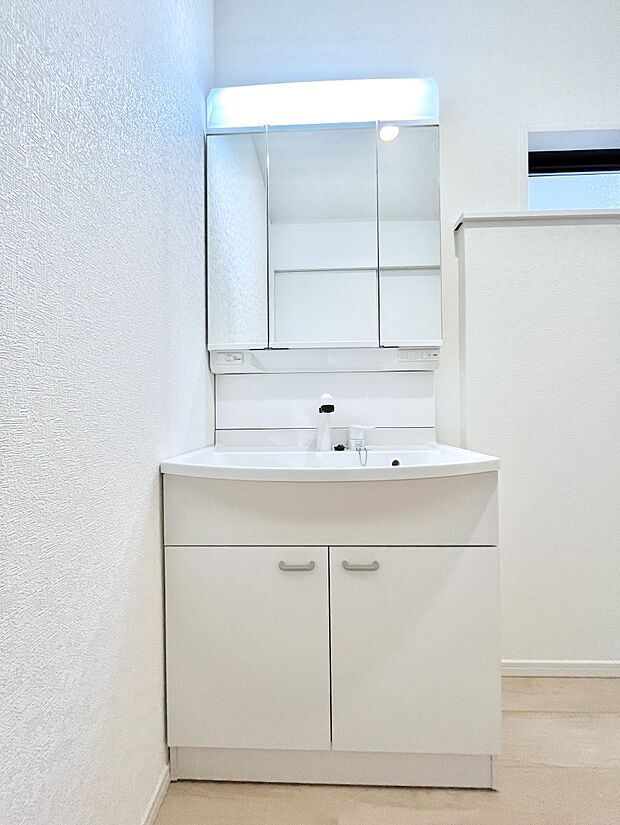 大きく見やすい三面鏡で清潔感ある洗面台は、身だしなみチェックや肌のお手入れにおすすめです。
