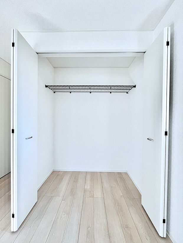 洋室のクローゼット。奥行きがあるので厚手の衣類もすっきり収まります。