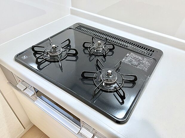 ガスコンロはＳｉセンサー搭載。火力調節や焦げ付き・消し忘れも防いでくれます。