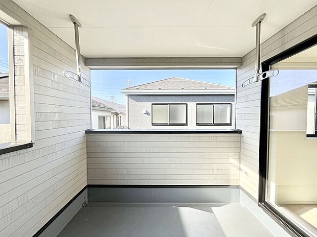 ゆったりバルコニーだから沢山お洗濯ものを干せます。