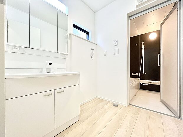 清潔感のある快適空間です。毎日の身支度も気持ち良くお使い頂けます。 