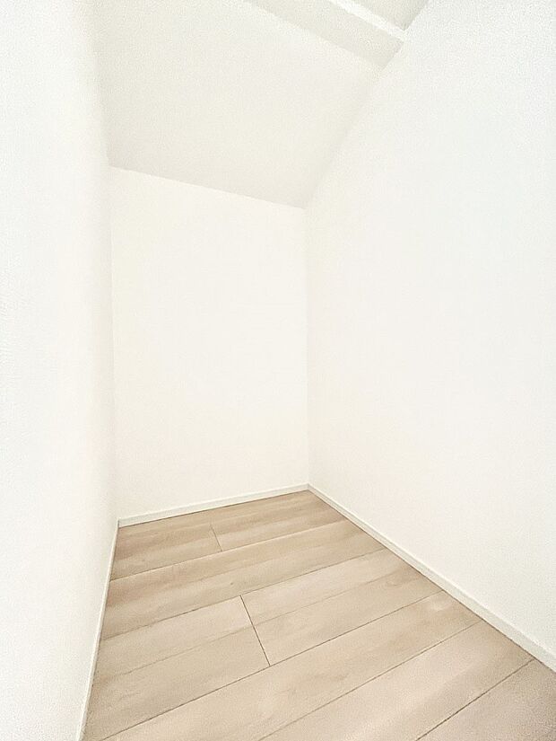 ウォークインクローゼット付きで生活空間を広く利用できます。