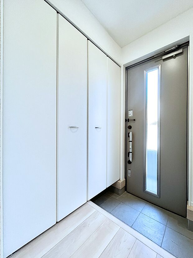 ◆4号棟◆~Entrance~家の出入りで毎日使用するのが玄関。滞在時間は短くても、玄関の印象は家の第一印象を左右すると言っても過言ではありません。オシャレなドアから明るい光が入ります♪
