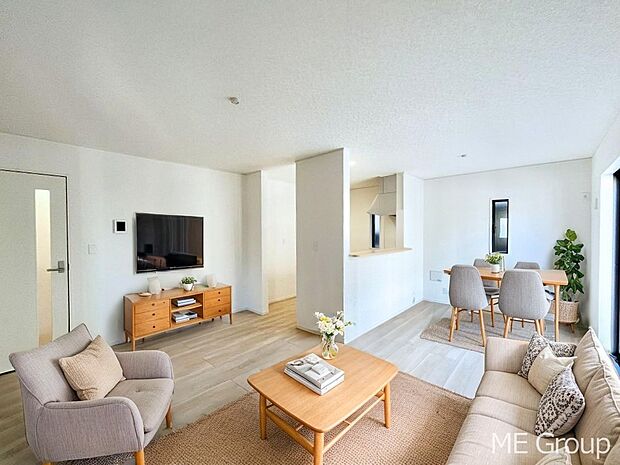 ご家族の賑やかな話し声で包まれる明るいリビング  ※家具はCGです