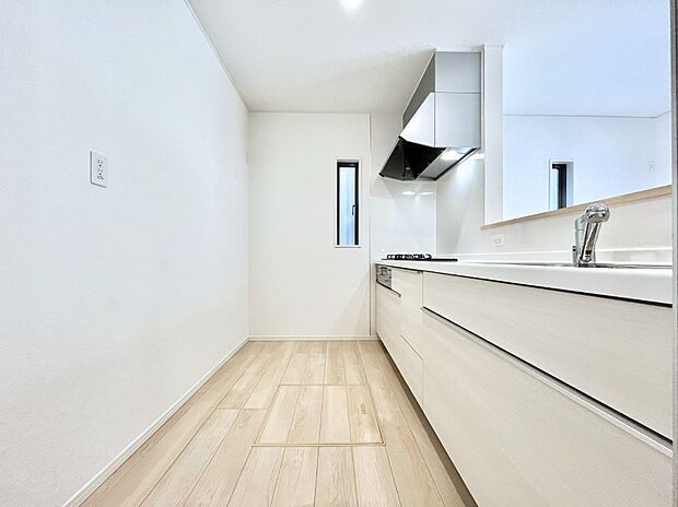 ◆4号棟◆~Kitchen~ 自然光が入る窓のあるキッチン☆毎日使う場所だからこそ、使い勝手を考慮しました。ゆったりとしたキッチンコーナーは質感豊かな仕上がりとなっております。