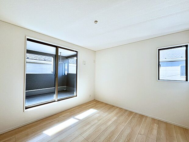 ◆4号棟◆~Bed Room~ 「今日も一日お疲れ様」とご夫婦でゆったりくつろげる寝室。毎日の家事やお仕事に疲れた日はフカフカのベットで癒されてください。テレビや本棚をおいても快適な広さが自慢♪